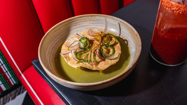 Aguachile verde de lubina con cebolla morada y pepino, servido en Paloma Fondita Mexicana, Gràcia