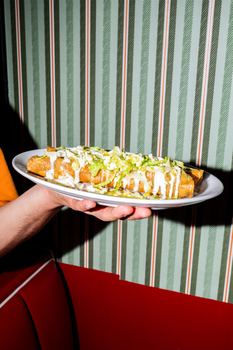 Flautas de tortilla de maíz en Paloma Fondita Mexicana, restaurante mexicano en Carrer de Bonavista, Gràcia