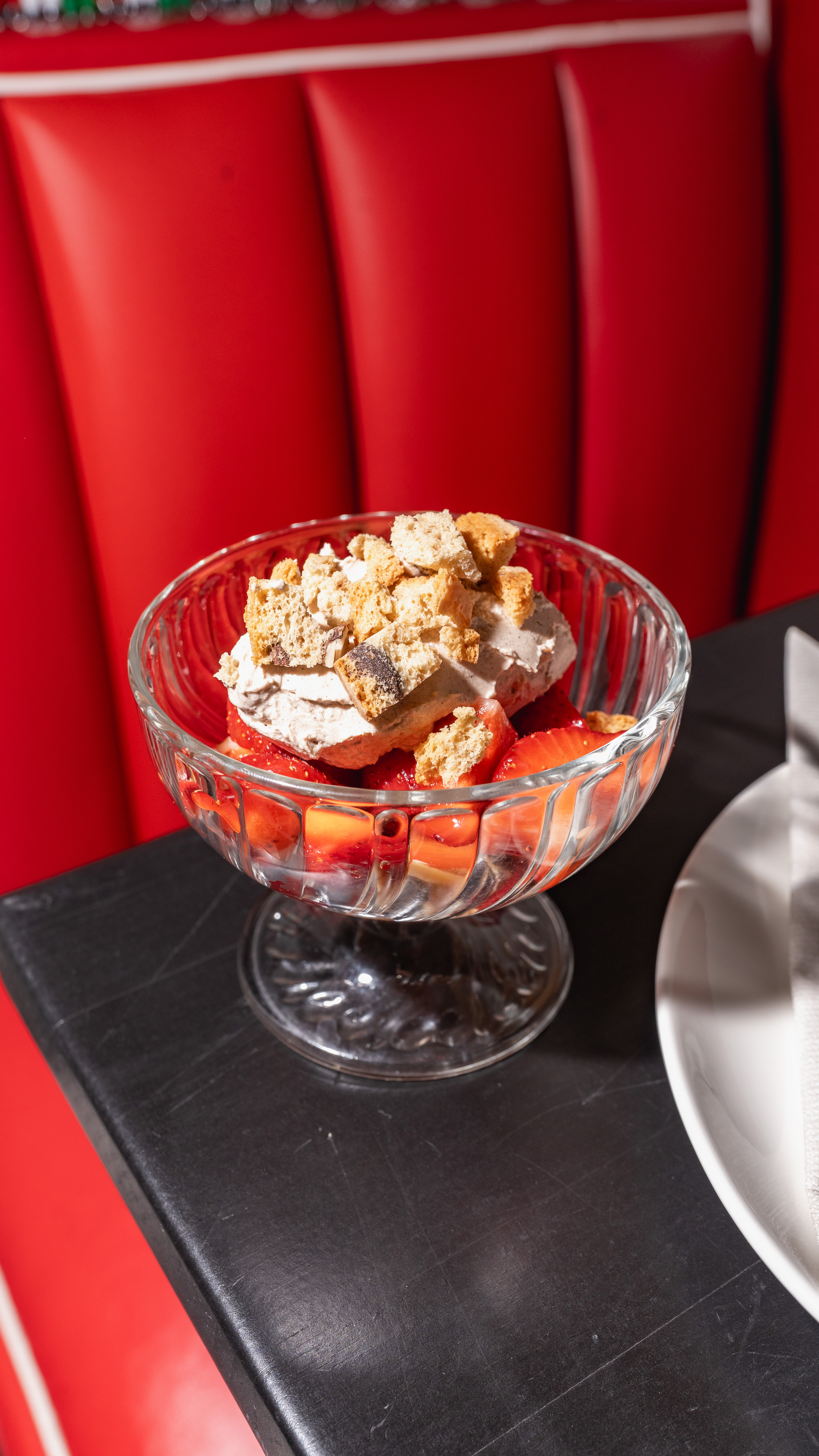 Fresas con crema agria y carquinyolis