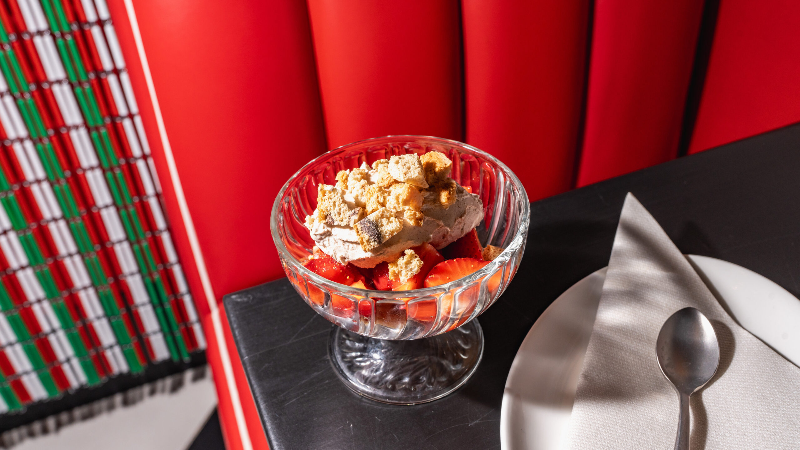 Fresas con crema agria y carquinyolis