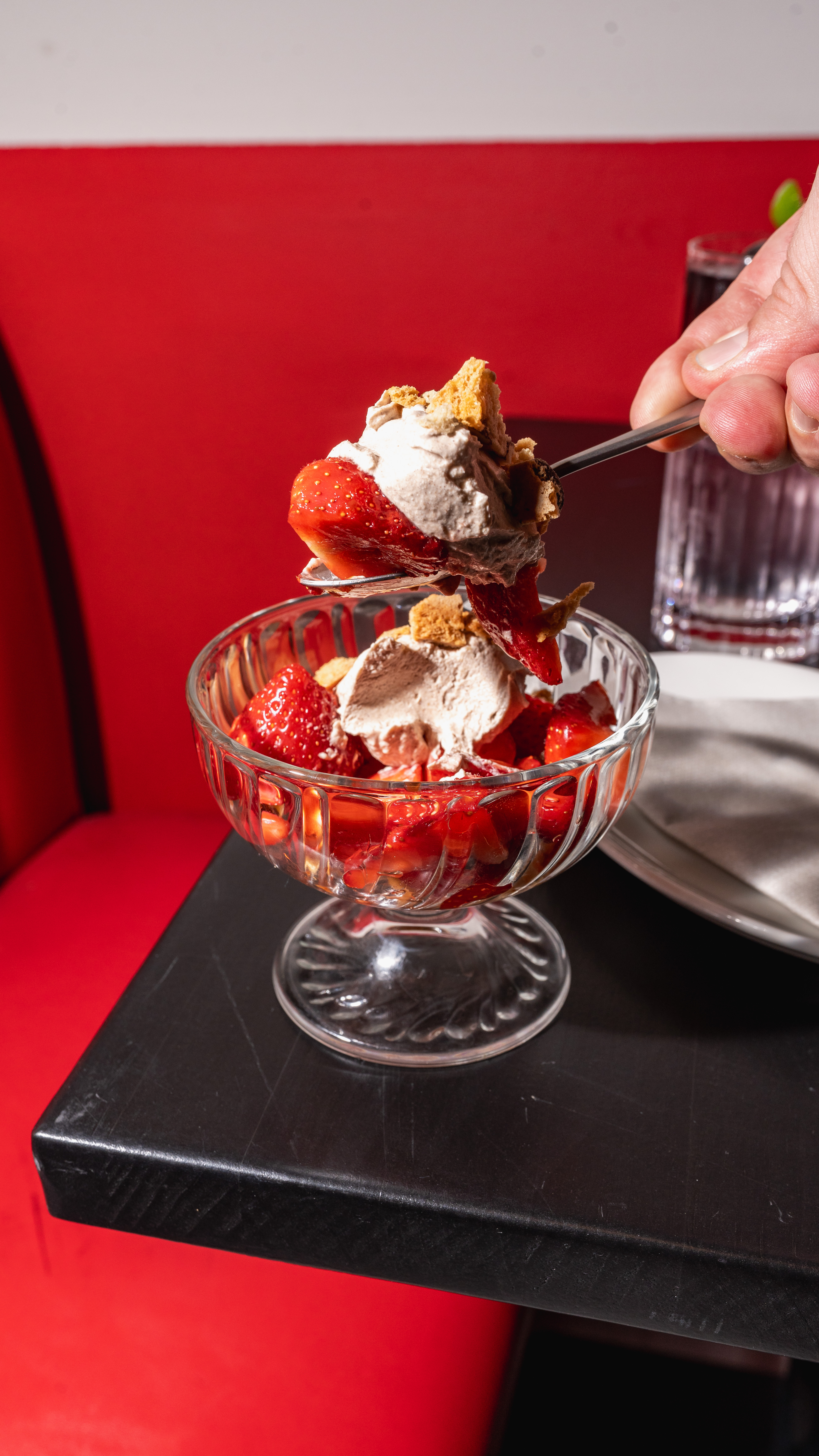 Fresas con crema agria y carquinyolis