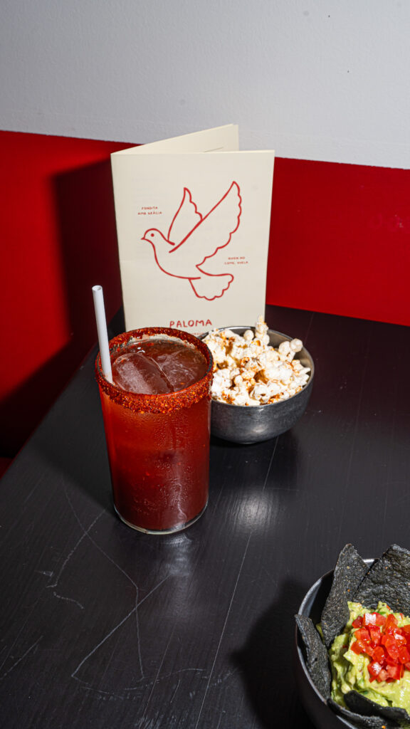 Michelada con botana de palomitas en Paloma Fondita Mexicana, restaurante mexicano en Gràcia, Barcelona