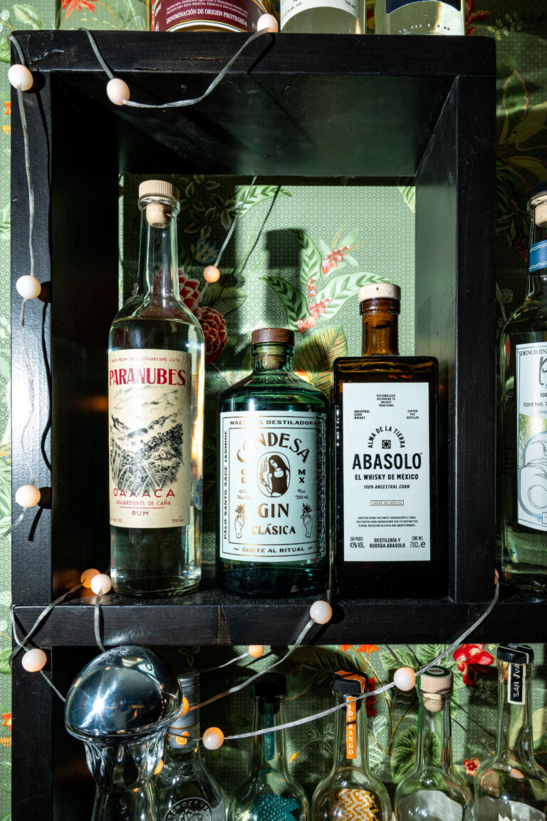 Barra de mezcales de Paloma Fondita Mexicana en Vila de Gràcia, Barcelona